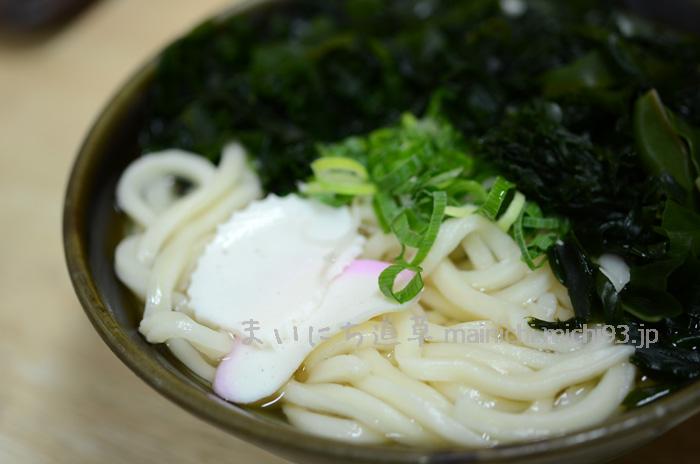 やな川のわかめうどん(小)330円、かけうどん(小)は300円 やな川のわかめうどん(小)330円、かけうどん(小)は300円