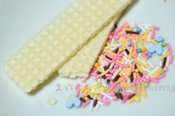 トッピング用のチョコスプレーとウエハース