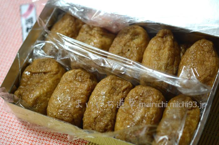 お参りの後は、参道グルメの「角煮いなり」